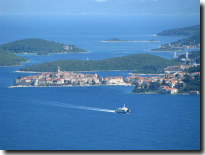 Pogled s Pelješca na grad Korčulu i trajekt za Drvenik.